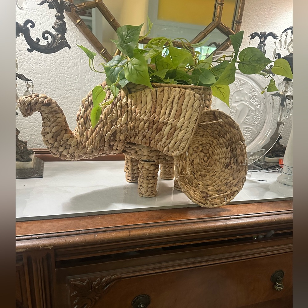 Elephant Basket Rattan Wicker Water Hyacinth 12"x 18" Planter Storage w lid